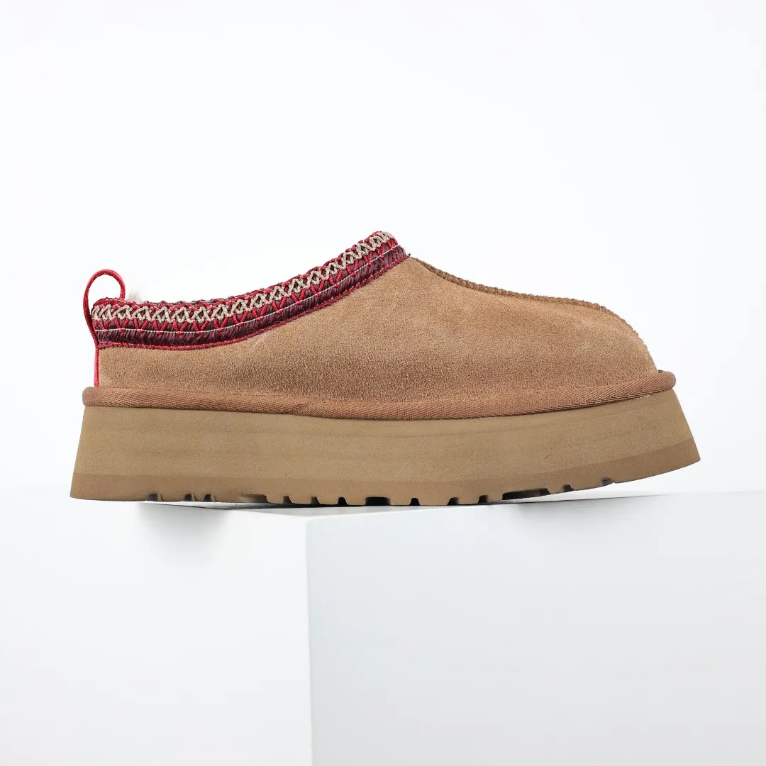 Copy price 💰560 Core recommendation of good price 5cm thick sole, independently developed original outsole, cashmere insole, keeping warm in winter, suitable for home use. In the new year, uug launched a style series, which is partially geared towards the preferences of young consumers. It has also moved to the forefront of fashion trends. Shoe body material, water-repellent coated suede upper, 17 mm UGGPURE™ implanted wool insole, lightweight non-slip and comfortable rubber outsole, with brand LOGO and trademark, with full package Size: 35 36 37 38 39 40